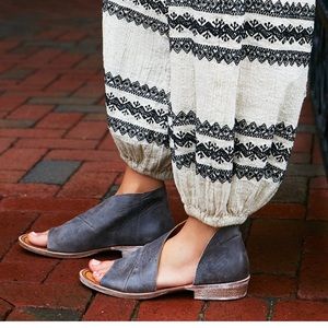 Free People black leather sandals / flats